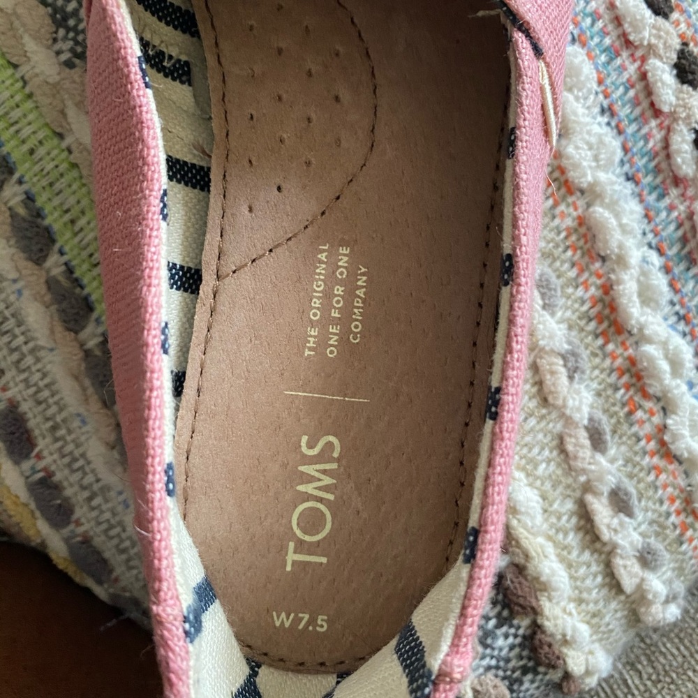 TOMS - Picture 4 of 4